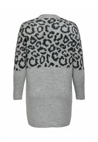 Cárdigan gris con un patrón de estampado de leopardo en negro. Presenta mangas largas, un cuello redondo y un corte recto en el dobladillo.