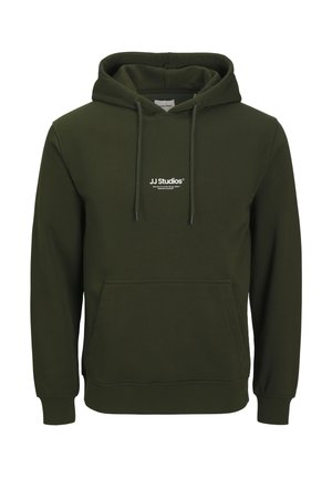 Olivovozelená mikina vyrobená z mäkkej látky, obsahuje klokaniu kapsu, nastaviteľnú kapucňu so šnúrkou a biele vyšívané logo na hrudi.