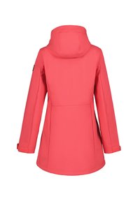 Chaqueta impermeable de color rosa coral con capucha, que presenta mangas largas, un corte recto y puños ajustables en las muñecas. Textura suave.