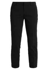 Pantalon noir en tissu texturé, avec une coupe ajustée, des poignets retroussés et des poches avant classiques. Fini lisse et design sur mesure.