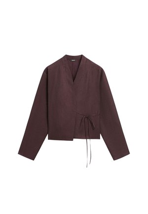 Donkerpaarse wikkeljas met lange mouwen, V-hals en een dunne striksluiting aan de rechterkant, plat neergelegd op een witte achtergrond.