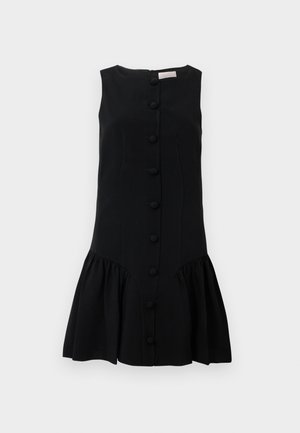 Vestido negro sin mangas con escote redondeado, botones de lunares en la parte delantera y una falda acampanada con textura fruncida en el dobladillo.