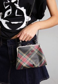 GRANNY FRAME PURSE - Käsilaukku - chelsea tartan