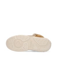 Lichtbeige sneaker met een gestructureerde rubberen zool, voorzien van een golfpatroon. De bovenkant heeft een zachte, tan kleur suede accent en gevlochten details.