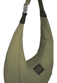 Borsa hobo in tessuto verde oliva con una texture liscia e imbottita, caratterizzata da una cerniera prominente e un'etichetta con il marchio "STUDIO BERLIN."