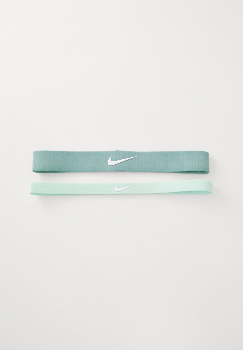 Dva Nike tekstilna trake za kosu u tirkiznoj i svijetlozelenoj boji, svaka s bijelim Nike swoosh logotipom centriranim na bijeloj pozadini.