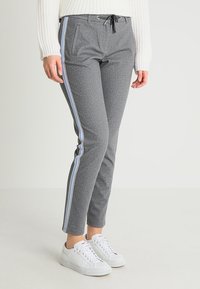 Pantalon gris fuselé en tissu texturé, avec des bandes latérales bleues et blanches, des poches avant et une taille à cordon. 