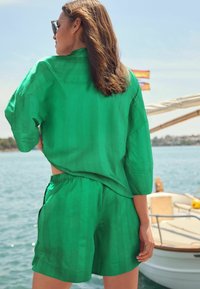 Next REGULAR FIT - Kratke hlače - green