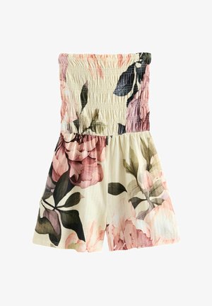 Kwiatowy kombinezon z marszczonym korpusem, z różowymi i zielonymi nadrukami piwonii na kremowym tle; lekka, teksturowana tkanina, krótkie szorty.