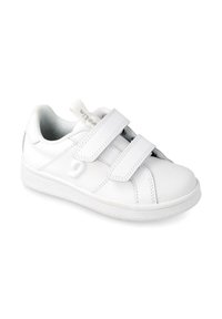 Zapatillas blancas para niños con dos correas de Velcro, parte superior de sintético liso, cuello acolchado y suela de goma texturizada blanca.
