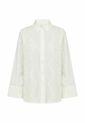 Weiße Bluse mit langen Ärmeln, Knopfleiste vorne, spitzem Kragen und dekorativen floralen Lochspitzenpaneelen entlang der Vorderseiten.