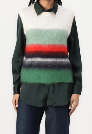 Gebreide vest met groene, rode en marineblauwe strepen, over een donkergroene overhemden met knopen. Gemaakt van zacht, donzig materiaal met een ontspannen pasvorm.