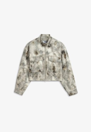 Gekürzte Reißverschlussjacke mit Stehkragen, zwei vorderen Klappentaschen, elastischem Bund und einem grau-braunen Batikmuster.