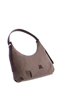 Bolso de hombro de ante marrón con una correa ancha y curva. Presenta un logo de monograma y una superficie suave y texturizada. Apertura con cremallera en un lado.