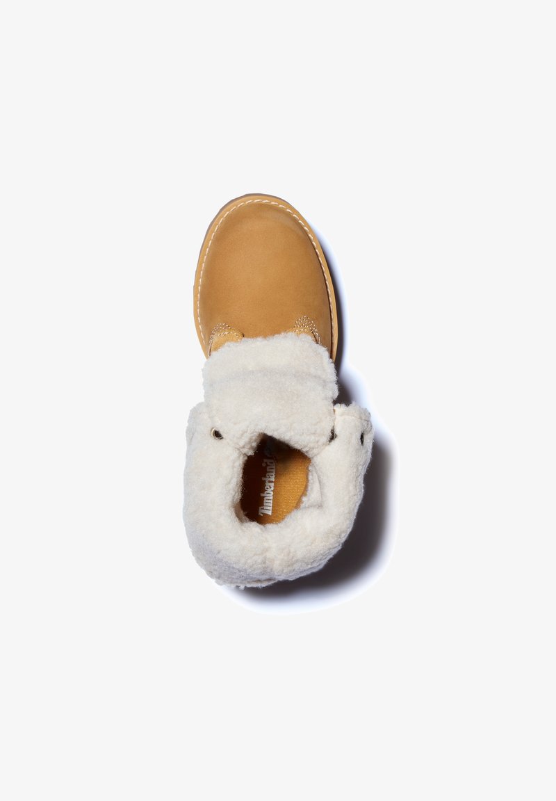 Bottine en cuir fauve avec doublure en laine blanche, vue de dessus sur un fond blanc.