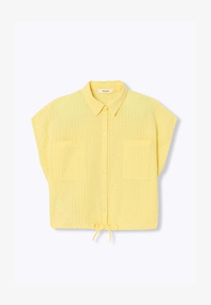 Chemise jaune à manches courtes avec deux poches avant, col et lien à l'ourlet, posée à plat sur fond blanc.