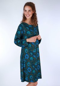 Blumenmusterkleid in dunkeltürkis mit blauen Blumen. Verfügt über lange Ärmel, einen runden Halsausschnitt und eine lockere Passform, hergestellt aus weichem Stoff.
