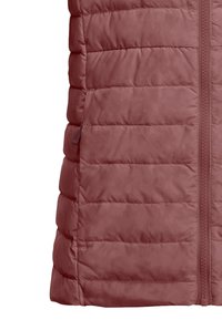 Rote isolierte Weste mit gestepptem Textur, Front-Reißverschluss und seitlichen Taschen. Leichtes Material, designed für Wärme.