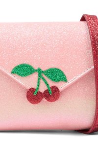 Różowy błyszczący portfel z klapką, z zielono-czerwonym brokatowym motywem czereśni oraz błyszczącą czerwoną lamówką na krawędzi.