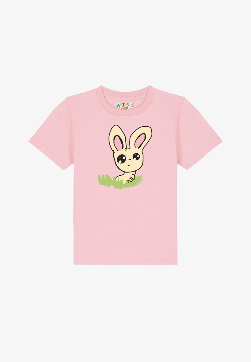 Roze katoenen t-shirt met een cartoon konijnontwerp met grote ogen en lange oren, gelegen boven groene gras. Korte mouwen en ronde hals.