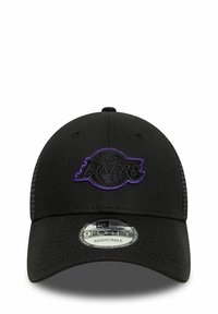 Svart justerbar keps med ett texturerat meshnacke, med en broderad lila Los Angeles Lakers-logotyp på framsidan och en böjd skärm.