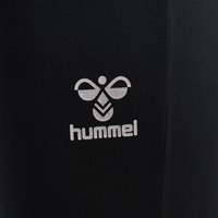 Schwarze Sportshorts mit einem auffälligen weißen Hummel-Logo, das ein geometrisches Design mit einem abstrakten Emblem und Text zeigt.