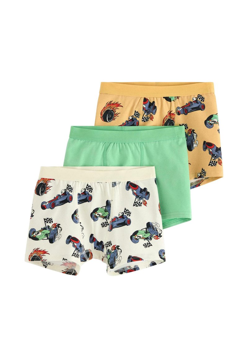 Tre par drengeboksershorts: gule med racerbiltryk, grønne ensfarvede, og hvide mønstrede med biler; blødt bomuldsstof.