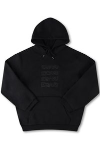 Μαύρη μα hoodie φτιαγμένη από μαλακό ύφασμα. Διαθέτει τσέπη καγκουρό, ραμμένα μανίκια και ανάγλυφο σχέδιο κειμένου στο μπροστινό μέρος.