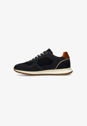 Heren zwarte en bruine suède sneaker met beige veters, witte tussenzool en gestructureerde bruine rubberen buitenzool, zijaanzicht.