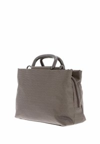 Sac fourre-tout en brown texturé avec doubles poignées et poche zippée. Présente une forme structurée et un tissu durable, idéal pour un usage quotidien.