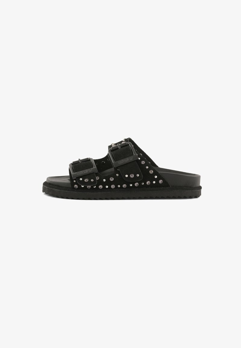 Čierna šľapka s dvoma nastaviteľnými remienkami so sponami a malými striebornými cvočkami na hornej časti, plochá podrážka s textúrovaným povrchom.