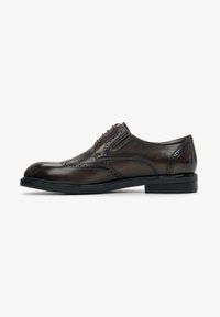 Brązowe skórzane buty formalne z wzorem brogue, z perforowanymi akcentami, okrągłym noskiem i czarną gumową podeszwą.