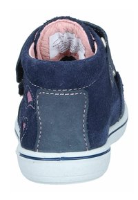 Nubukleder-Stiefelette in Marineblau mit rosa Futter, Gummisohle und dekorativen Nähten. Klettverschluss und seitliche Akzente in hellerem Farbton.