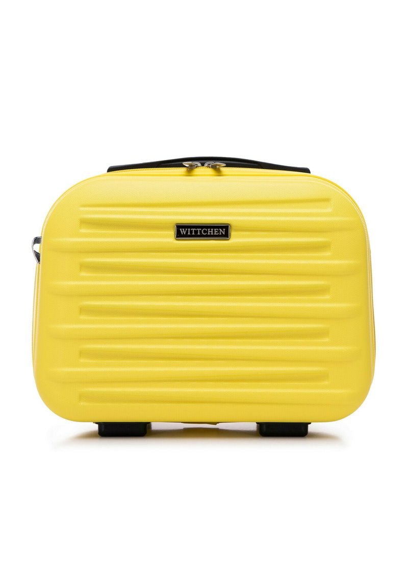 Estuche de cosméticos rígido amarillo con estrías horizontales, cremallera negra y placa con logotipo. Diseño compacto y rectangular con patas en la parte inferior para mayor estabilidad.
