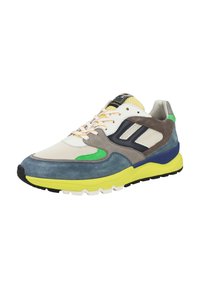 Sneaker multicolore con materiali in rete e suede. Presenta accenti verdi, grigi e blu, con una suola spessa gialla e lacci bianchi.