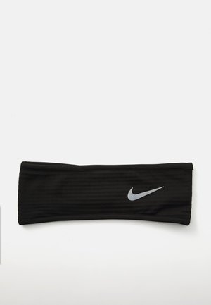 Schwarzes Nike-Haarband aus strukturiertem Stoff, mit einem auffälligen silbernen Logo auf einer Seite. Einfaches, langgezogenes Design für Komfort.