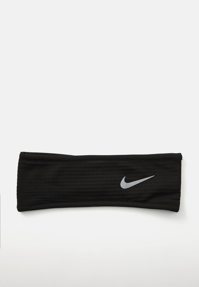 Bandeau Nike noir en tissu texturé, avec un logo argenté bien visible d'un côté. Design simple et allongé pour un confort optimal.
