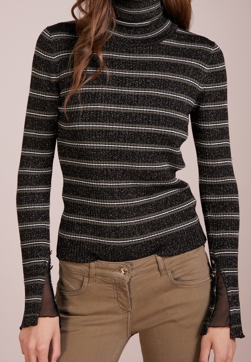 Černý pruhovaný rolák se stříbrnými akcenty, žebrovanou strukturou a průhlednými síťovanými detaily na rukávech. Slim fit design.