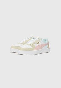 PUMA sneakers met een ontwerp in wit, lichtbeige en pastelblauw. Gladde leren bovenkant met perforaties en een roze logo aan de zijkant. Witte zool.