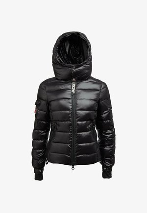 Fekete fényes párnázott dzseki kapucnival, elülső cipzárral, cipzáras oldalzsebekkel, és logóval az első bal ujjon és a cipzár húzón.