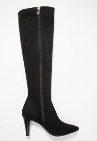 Schwarze knielange Stiefel aus Wildleder mit spitz zulaufender Zehenpartie, Stiletto-Absatz und seitlichem Reißverschluss zum Verschließen. Ganze Fläche mit glatter Textur.