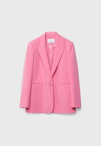 Blazer rose sur mesure à un bouton, avec revers crantés, deux poches fendues à l'avant et une doublure lisse, présenté sur un fond gris clair uni.