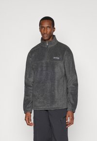 Γκρι φλις πουλόβερ με ψηλό γιακά και μισό φερμουάρ μπροστά. Περιλαμβάνει ένα μικρό λογότυπο στο στήθος και υφασμάτινη υφή.