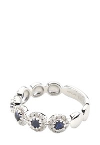 Srebrni prsten s pet ovalnih skupina tamnoplavih kamenčića okruženih malim prozirnim kamenčićima, sa glatkim, malo teksturiranim remenom.