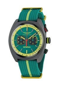 Zelené chronografické hodinky s textúrovaným látkovým pásikom. Majú čierne puzdro, žlté akcenty, tachymetrickú mierku a dvojité subdials.