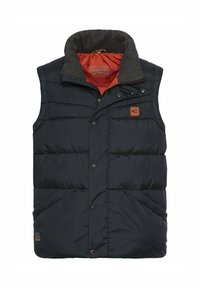 Marineblaue Steppweste mit einem grauen, fleecegefütterten Kragen, orangefarbenem Innenfutter, Druckknöpfen und einem Markenpatch auf der linken Brust. Gepolsterte Textur.