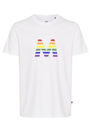 Witte T-shirt met korte mouwen met een grote letter "M" in horizontale regenboogstrepen gecentreerd op de borst.