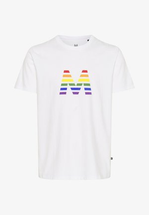 Valge lühikeste varrukatega T-särk, millel on rinna keskel suur täht "M", mis on kujundatud horisontaalsetesse vikerkaare triipudesse.