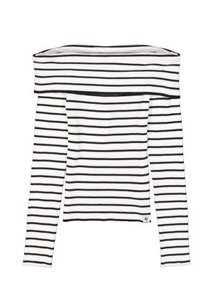 Top de manga larga off-the-shoulder en blanco con rayas horizontales negras; textura acanalada; longitud corta con una etiqueta en la parte inferior izquierda.