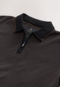 Zwart poloshirt met een ritskraag, met een geometrisch patroon in brons. Gemaakt van gestructureerde stof, met een modern ontwerp.